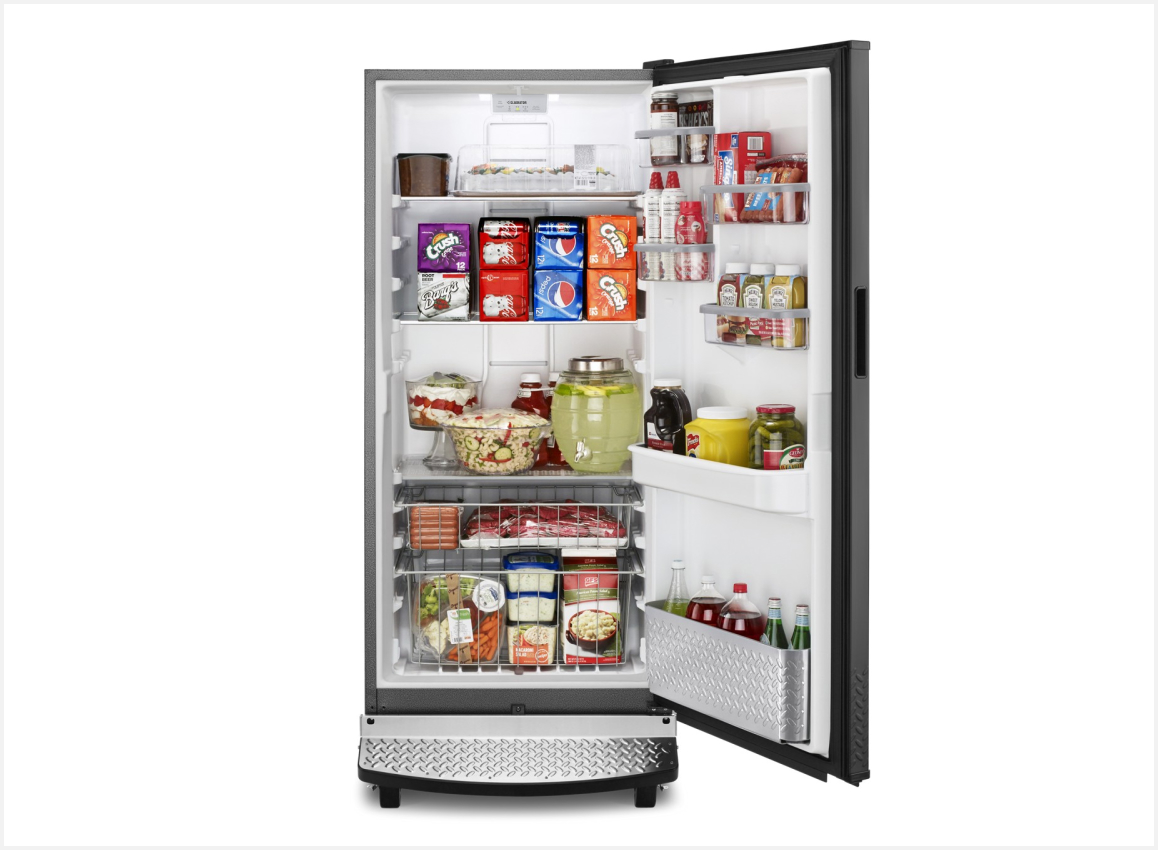 Un réfrigérateur vertical Gladiator ouvert, rempli d'aliments et de boissons