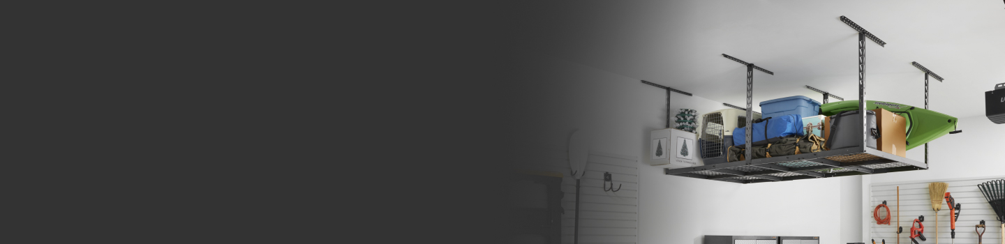 Rangement suspendu Gladiator avec des bacs et divers articles dans un garage.